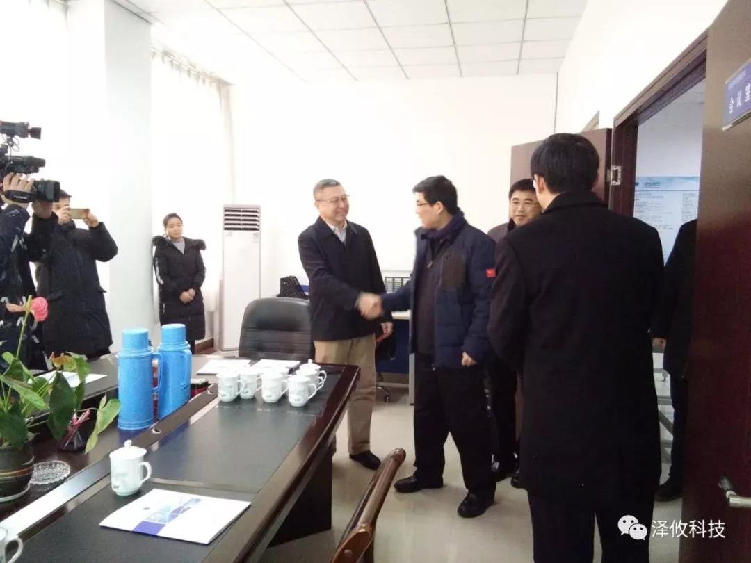 铜陵市市委书记李猛莅临泽攸科技慰问指导(图1) 铜陵市市委书记李猛莅临泽攸科技慰问指导
