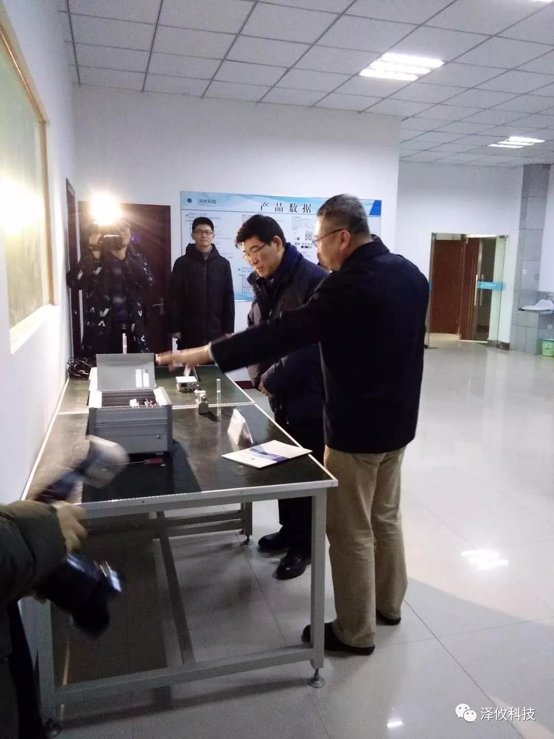 铜陵市市委书记李猛莅临泽攸科技慰问指导(图2) 铜陵市市委书记李猛莅临泽攸科技慰问指导(图2)